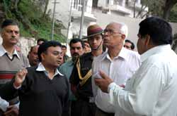 Governor, Mr. N. N. Vohra interacting with pilgrims during visit to the Holy Cave Shrine of Shri Mata Vaishno Devi in Trikuta Hills