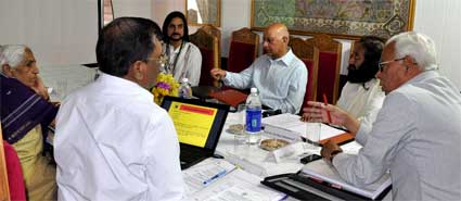 Shri Amarnathji Board Members, H. H. Sri Sri Ravi Shankar, Pt. Bhajan Sopori, Mr. Justice (Retd) G. D. Sharma and Dr. (Prof.) Ved Kumari  Ghai discussing during meeting in Srinagar